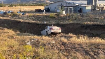 Erzincan-Sivas kara yolunda meydana gelen tek taraflı trafik kazasında 3’ü