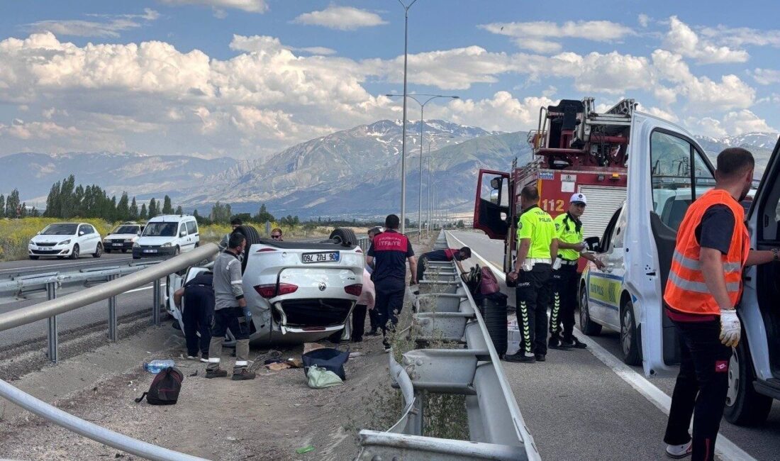 Erzincan’da kontrolden çıkarak aydınlatma direğine çarpan, bariyerleri aşıp ters dönen