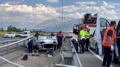 Erzincan’da kontrolden çıkarak aydınlatma direğine çarpan, bariyerleri aşıp ters dönen