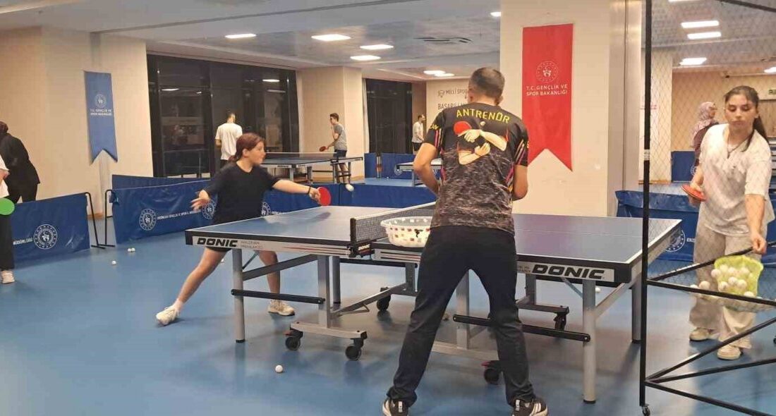 Erzincan’da 7-12 yaş arasındaki sporcular, masa tenisinde milli takım formasını