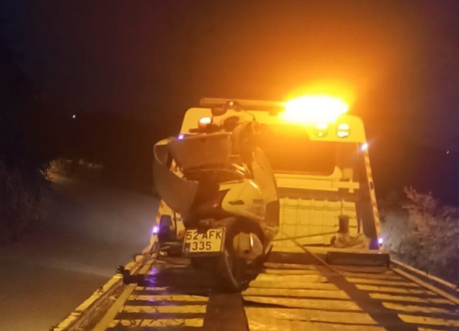 Ordu’nun Fatsa ilçesinde kontrolden çıkarak duvara çarpan motosikletin sürücüsü hayatını
