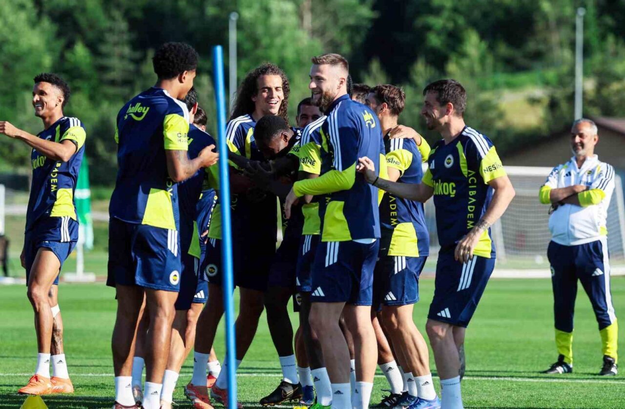 Yeni sezon hazırlıklarını Topuk Yaylası Tesisleri’nde sürdüren Fenerbahçe, önce salonda,