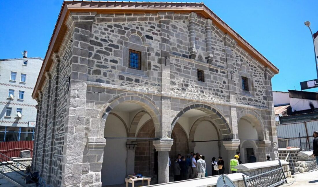 Erzurum Valisi Aydın Baruş, restorasyon çalışmaları sona gelinen Fetih Camii’nde