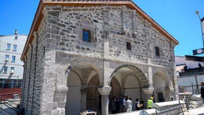 Erzurum Valisi Aydın Baruş, restorasyon çalışmaları sona gelinen Fetih Camii’nde