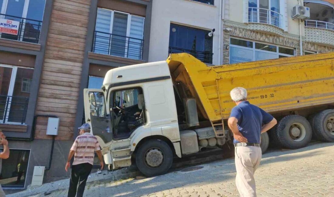 Tekirdağ’ın Süleymanpaşa ilçesinde park halindeyken freni boşaldığı iddia edilen kamyon