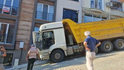 Tekirdağ’ın Süleymanpaşa ilçesinde park halindeyken freni boşaldığı iddia edilen kamyon
