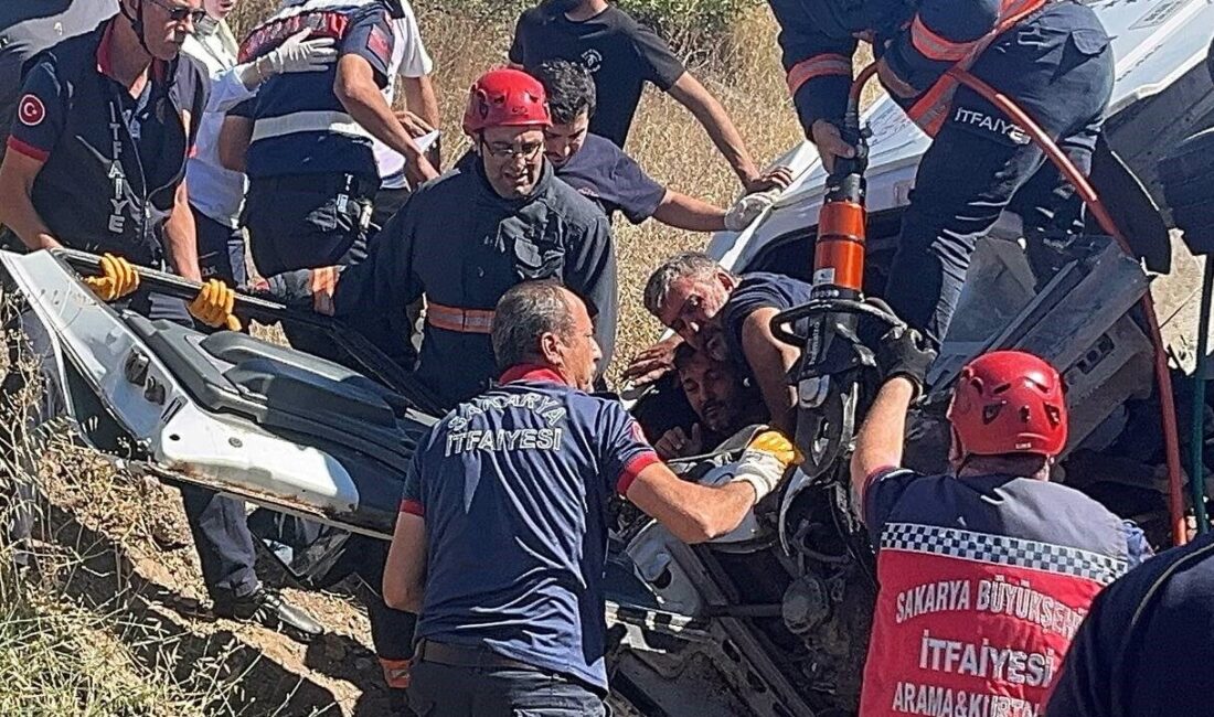 Sakarya’nın Pamukova ilçesinde freni boşalan şeftali yüklü kamyon, önünde seyreden