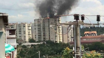 Kocaeli’nin Gebze ilçesinde bir binanın çatısında çıkan yangın, itfaiye ekiplerinin