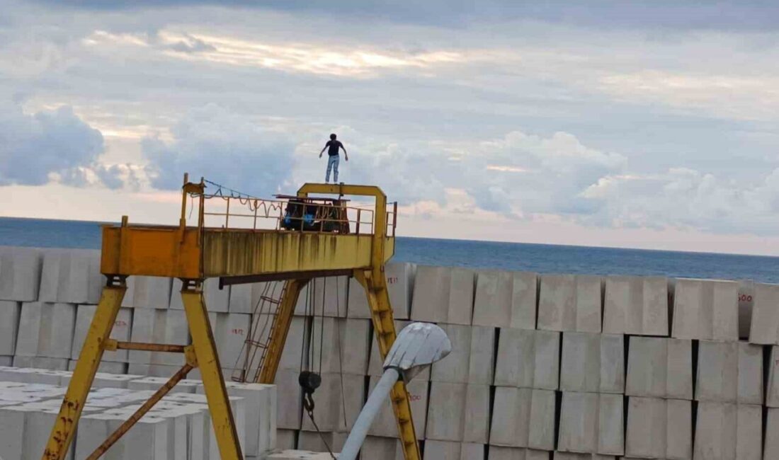 Trabzon’un Ortahisar ilçesi Faroz Limanı’nda dev beton tahkimat blokları ve