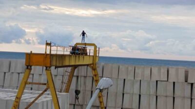 Trabzon’un Ortahisar ilçesi Faroz Limanı’nda dev beton tahkimat blokları ve