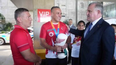 Gençlik ve Spor Bakanı Dr. Osman Aşkın Bak, bir dizi