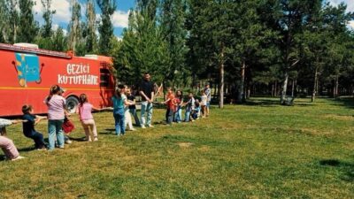 Bayburt İl Halk Kütüphanesince yürütülen Gezici Kütüphane hizmeti kapsamında çocuklara