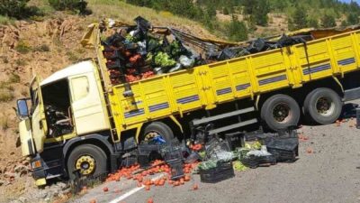 Gümüşhane’nin Torul ilçesinde sebze yüklü kamyonun otomobile arkadan çarpması sonucu