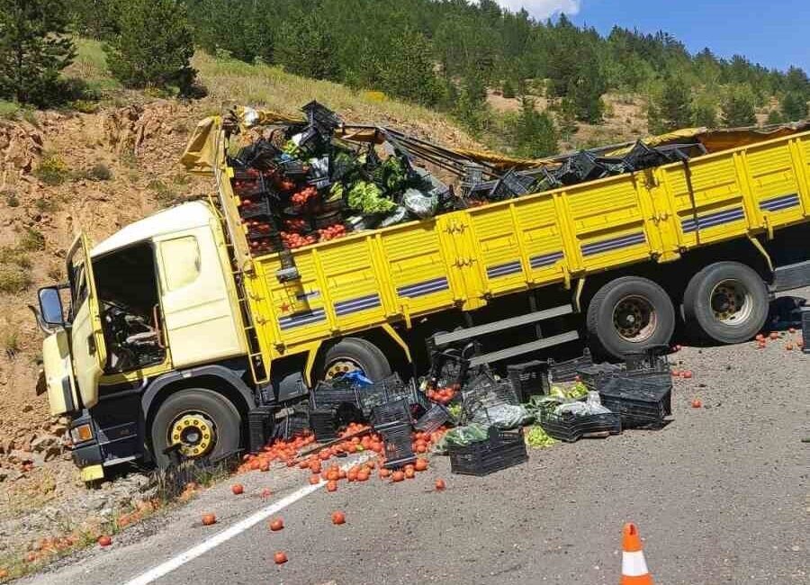 Gümüşhane’nin Torul ilçesinde sebze yüklü kamyonun otomobile arkadan çarpması sonucu