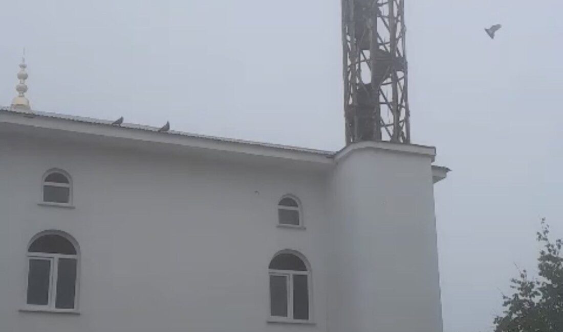 Trabzon’un Çaykara ilçesindeki Oğuzlu Yayla Camii’nin kışın fırtınada zarar gören