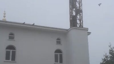 Trabzon’un Çaykara ilçesindeki Oğuzlu Yayla Camii’nin kışın fırtınada zarar gören