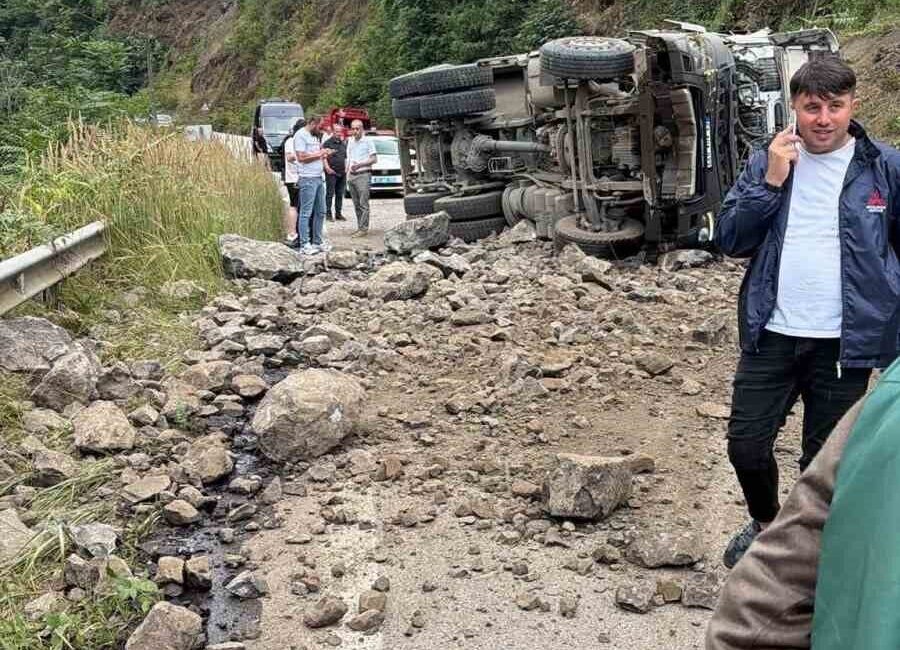 Trabzon’un Tonya ilçesinde meydana gelen trafik kazasında bir hafriyat kamyonu