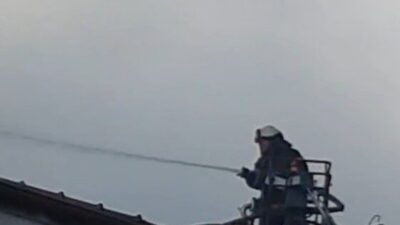 Sakarya’da iki katlı betonarme binanın çatı katında çıkan yangın, itfaiye