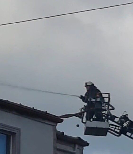 Sakarya’da iki katlı betonarme binanın çatı katında çıkan yangın, itfaiye