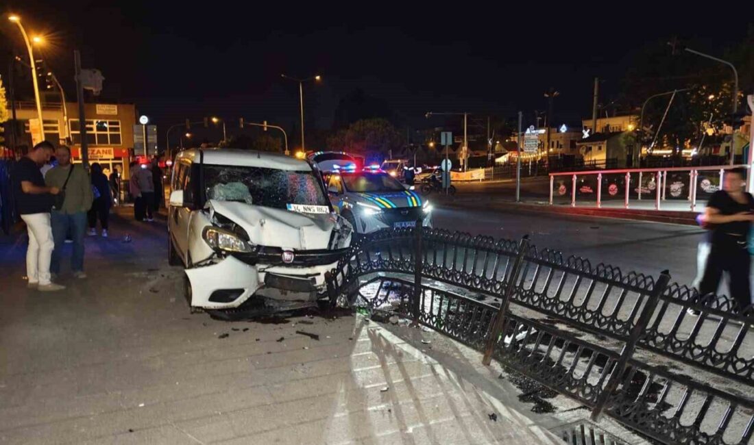 Sakarya’nın Adapazarı ilçesinde 1 hafif ticari araç ile 2 motosikletin