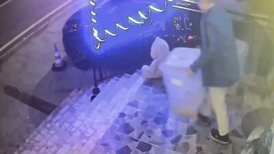 Kocaeli’nin Körfez ilçesinde bir petshopun önünde bulunan mama kutusu, kimliği