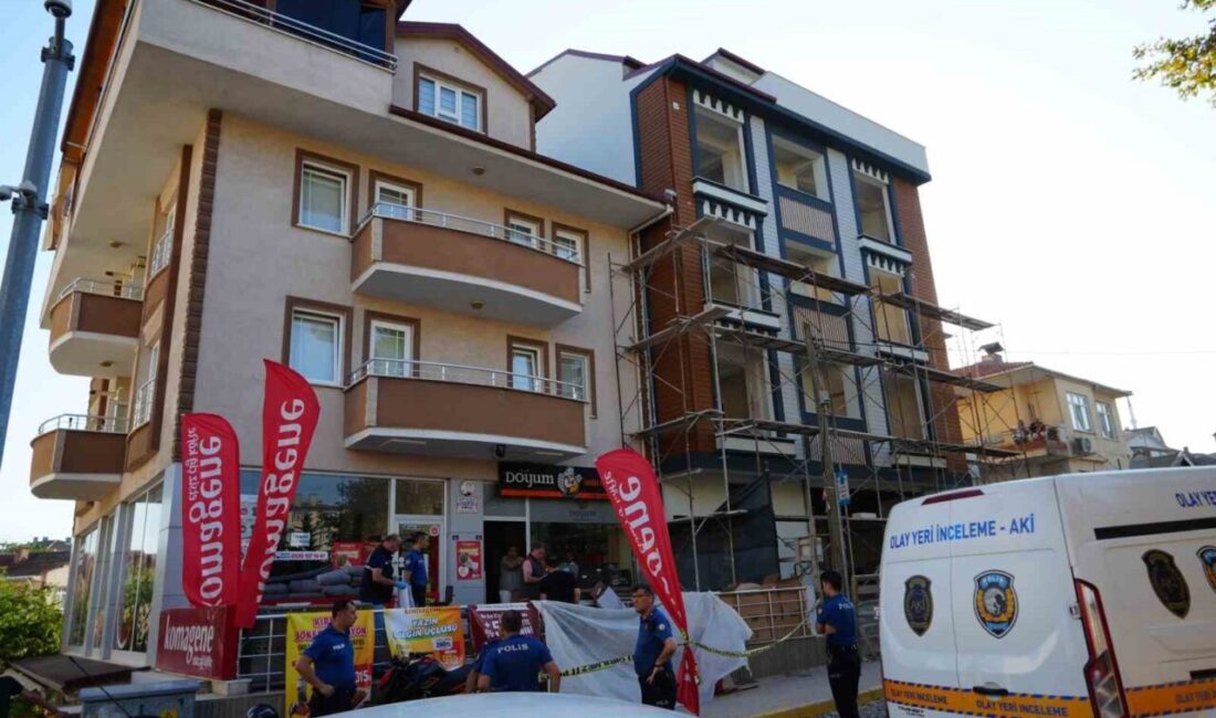 Kocaeli’nin Derince ilçesinde bir inşaatın iskelesinden beton zemine düşen işçi