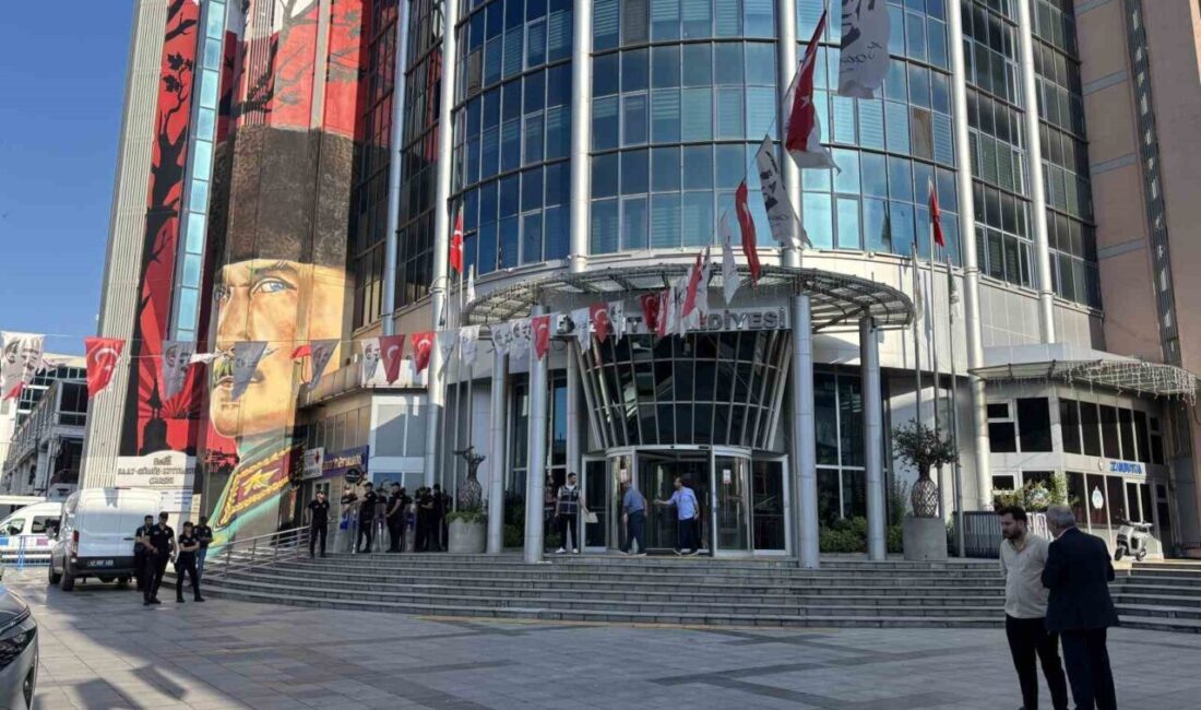 Sabah saatlerinde İzmit Belediyesi’ne operasyon düzenlendi. Polis ekiplerinin belediye binasında
