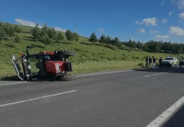 Ardahan’da devrilen traktörün sürücüsü yaralandı. Ardahan-Kars kara yolunun 2. kilometresinde,