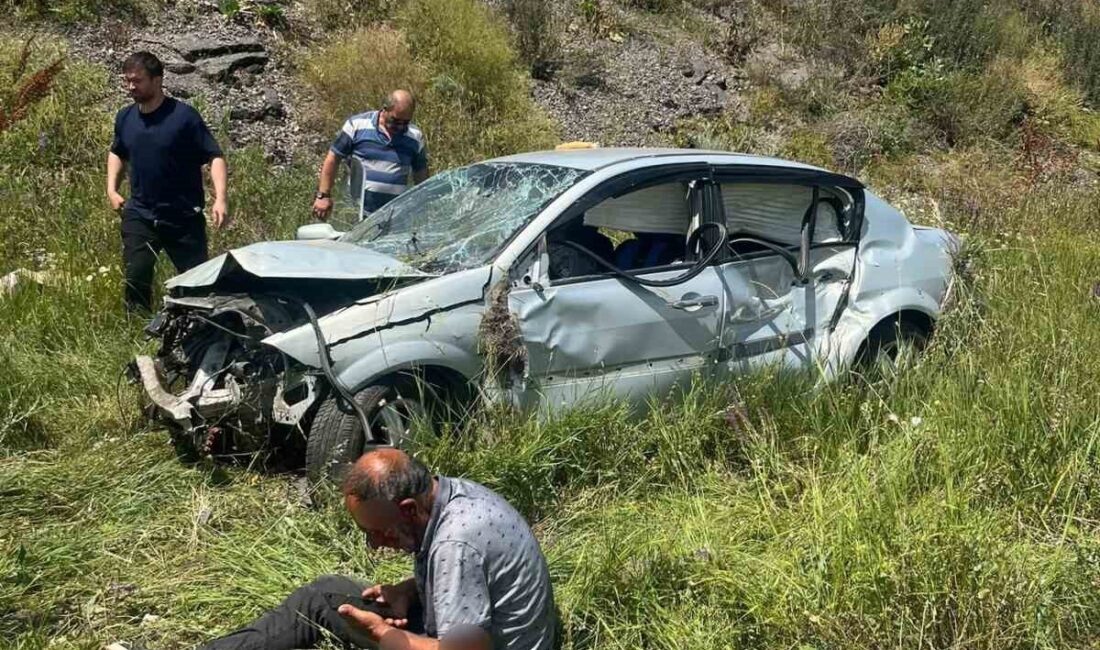 Kars’ta meydana gelen trafik kazasında kontrolden çıkan otomobilin şarampole devrilmesi