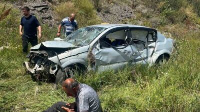 Kars’ta meydana gelen trafik kazasında kontrolden çıkan otomobilin şarampole devrilmesi