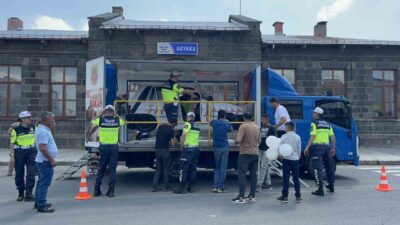 Jandarma Genel Komutanlığı’nın ’Jandarma Mobil Eğitim Tırı’ ve ’Emniyet Kemeri