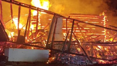 Kastamonu’nun İnebolu ilçesinde çıkan yangında 5 kişilik ailenin yaşadığı ev