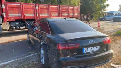 Kastamonu’da iki otomobilin çarpışması sonucu meydana gelen kazada 2 kişi