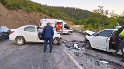 Kastamonu’nun Küre ilçesinde iki otomobilin kafa kafaya çarpışması neticesinde meydana