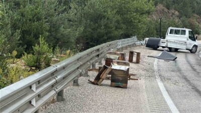 Kastamonu’nun Devrekani ilçesinde bariyerlere çarpan kamyonetteki 2 kişi yaralanırken, etrafa