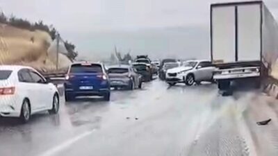 Kastamonu’nun Tosya ilçesinde sağanak yağış sebebiyle kayganlaşan D100 karayolunda meydana