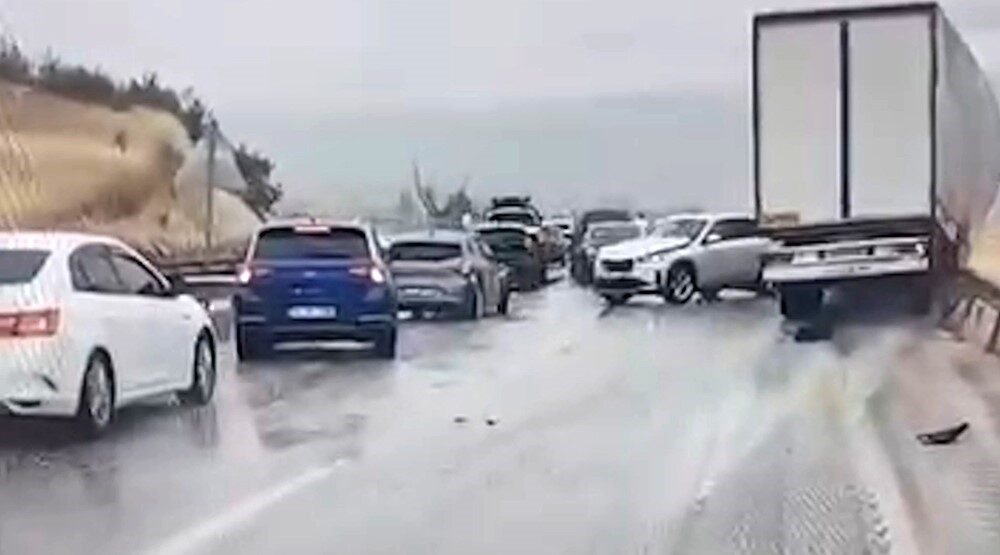 Kastamonu’nun Tosya ilçesinde sağanak yağış sebebiyle kayganlaşan D100 karayolunda meydana