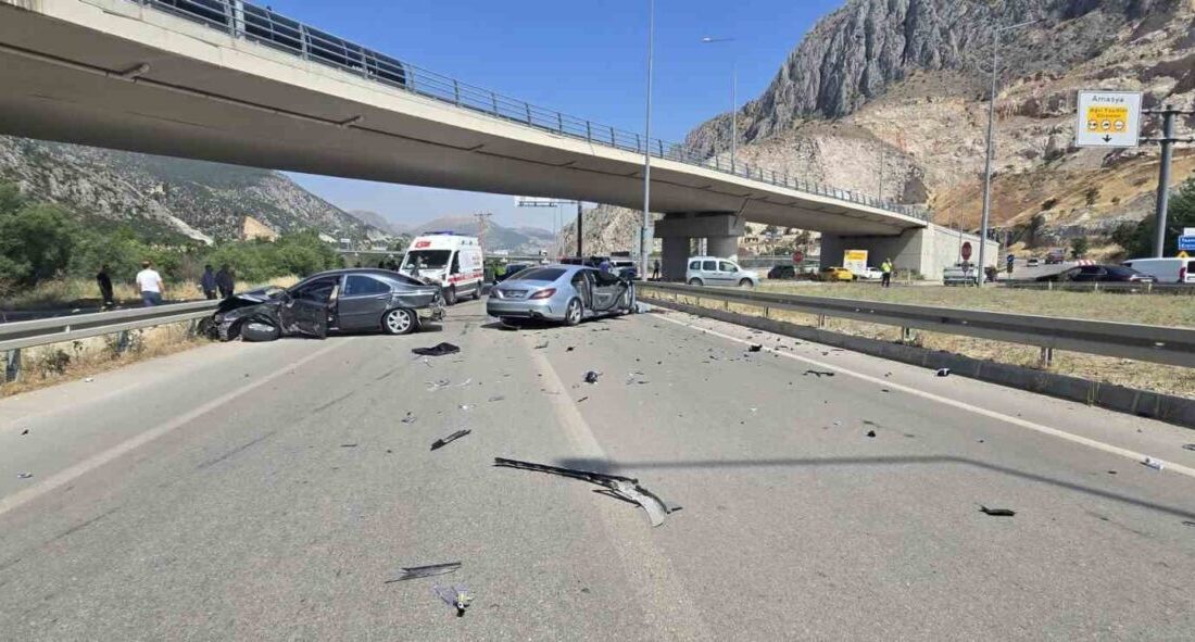 Amasya’dan sürücüsünün geri manevra yaparak kaçırdığı kavşağa girmeye çalıştığı otomobile