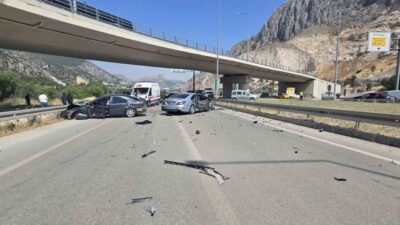 Amasya’dan sürücüsünün geri manevra yaparak kaçırdığı kavşağa girmeye çalıştığı otomobile
