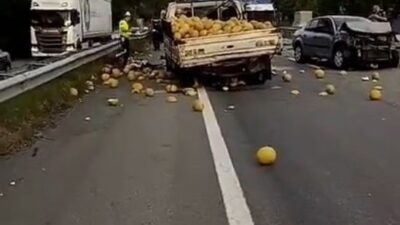 Giresun’un Görele ilçesinde kavun yüklü kamyonet ile otomobilin çarpıştığı trafik