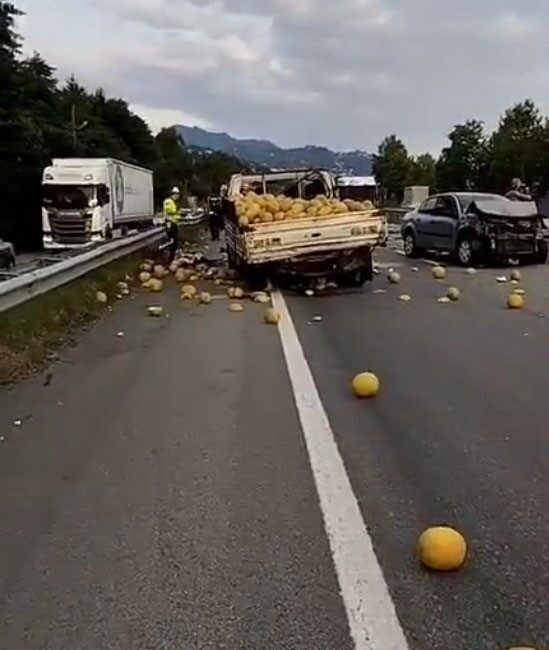Giresun’un Görele ilçesinde kavun yüklü kamyonet ile otomobilin çarpıştığı trafik