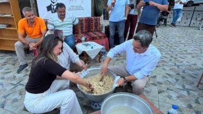 “Deneyim Atölyesi”nde geleneksel Kemaliye helvasının yapımı katılımcılara uygulamalı olarak tanıtıldı.