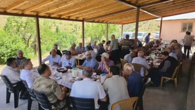 Kemaliye Kaymakamı Emirhan Arıkan, Gözaydın köyünü ziyaret ederek vatandaşlarla bir