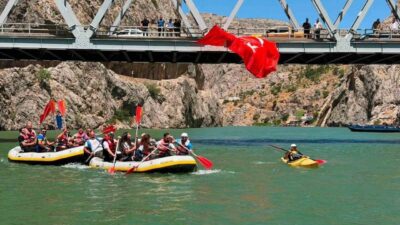 Erzincan’ın Kemaliye ilçesinde rafting, kano ve bot safari etkinlikleri düzenlendi.