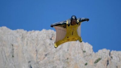 Erzincan’ın Kemaliye ilçesinde düzenlenen Doğa Sporları Şenlikleri kapsamında gerçekleştirilen “wingsuit”