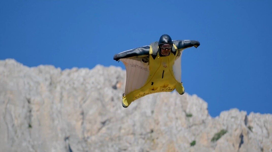 Erzincan’ın Kemaliye ilçesinde düzenlenen Doğa Sporları Şenlikleri kapsamında gerçekleştirilen “wingsuit”