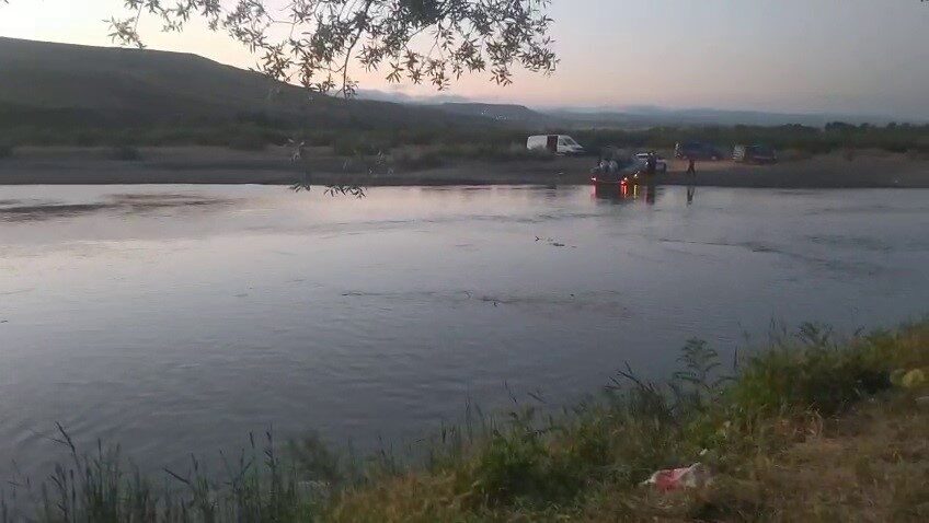 Sivas’ın Gemerek ilçesinde serinlemek amacıyla Kızılırmak’a giren 2 kişiden biri