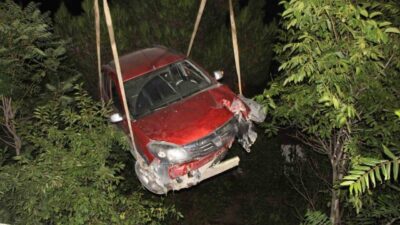 Amasya’da yolda kontrolden çıkan otomobil 5 metre yükseklikten bahçedeki ağaçların