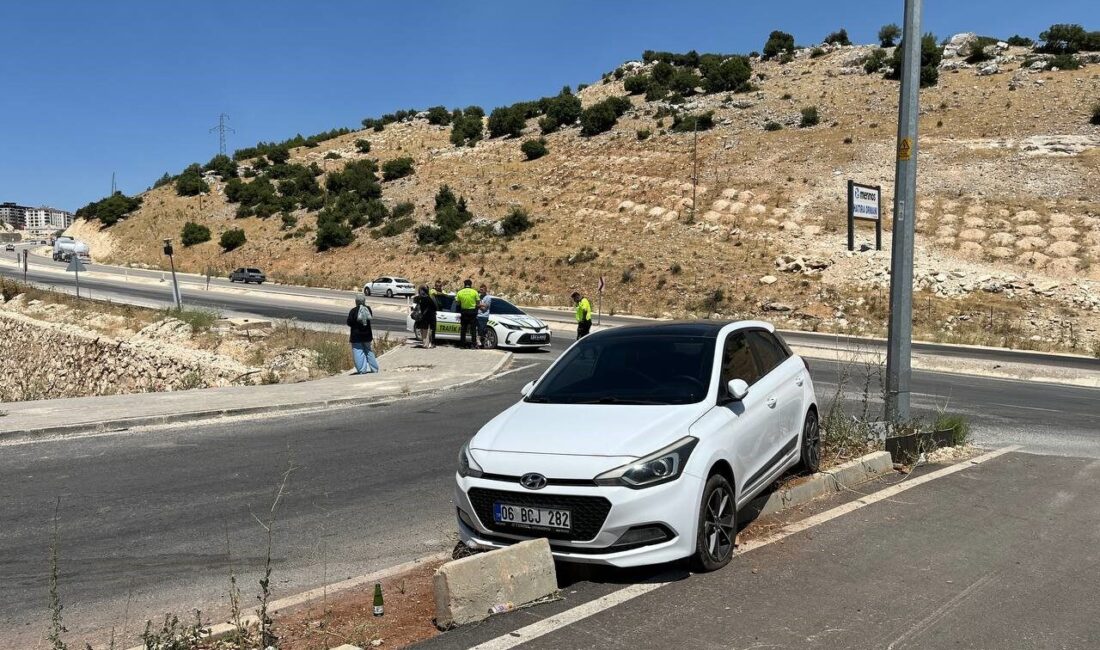 Adıyaman’ın Besni ilçesinde sürücüsünün kontrolünü kaybettiği otomobil refüje çıkarak durabildi.