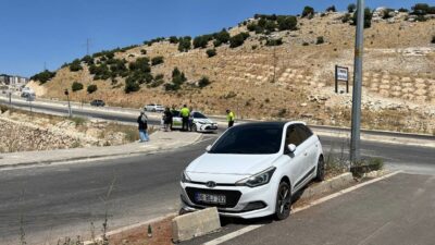 Adıyaman’ın Besni ilçesinde sürücüsünün kontrolünü kaybettiği otomobil refüje çıkarak durabildi.